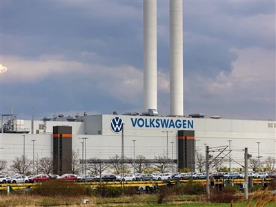 Ffatri Almaeneg Volkswagen yn Atal Cynhyrchu Oherwydd Methiant TG