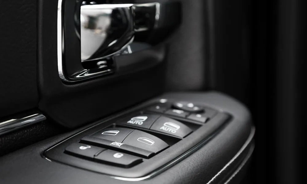 Pam Mae Power Windows mewn Drysau Car Gwahanol yn Gweithredu ar Gyflymder Gwa...