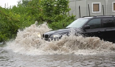 Sut i asesu diogelwch pan fydd car yn gyrru trwy ddŵr