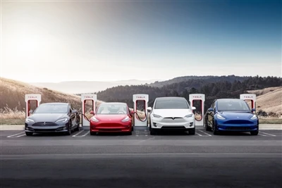 Tesla yn Cyflawni'r 10 Miliwn Cyntaf o'r Garreg Filltir