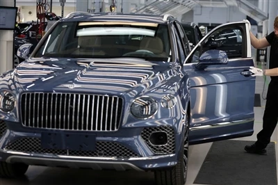 Bentley yn gohirio Cynllun Cerbyd Trydan Cyffredinol