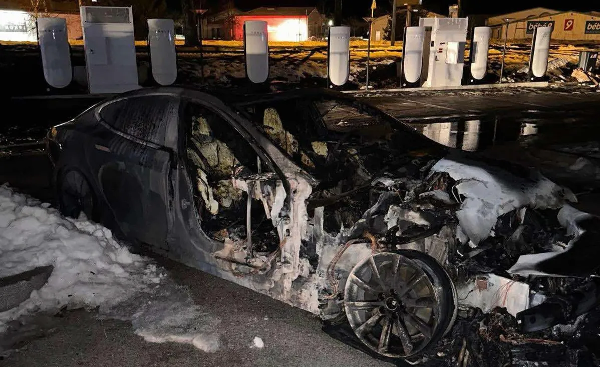 Mae Tesla yn Ymchwilio i Ddigwyddiad Tân sy'n Cynnwys Codi Tâl Model S yn Ffr...