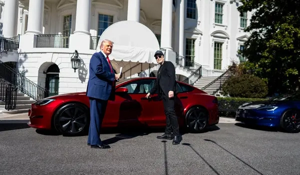 Mae Trump yn bwriadu Prynu Brand-Tesla Newydd i Gefnogi Musk